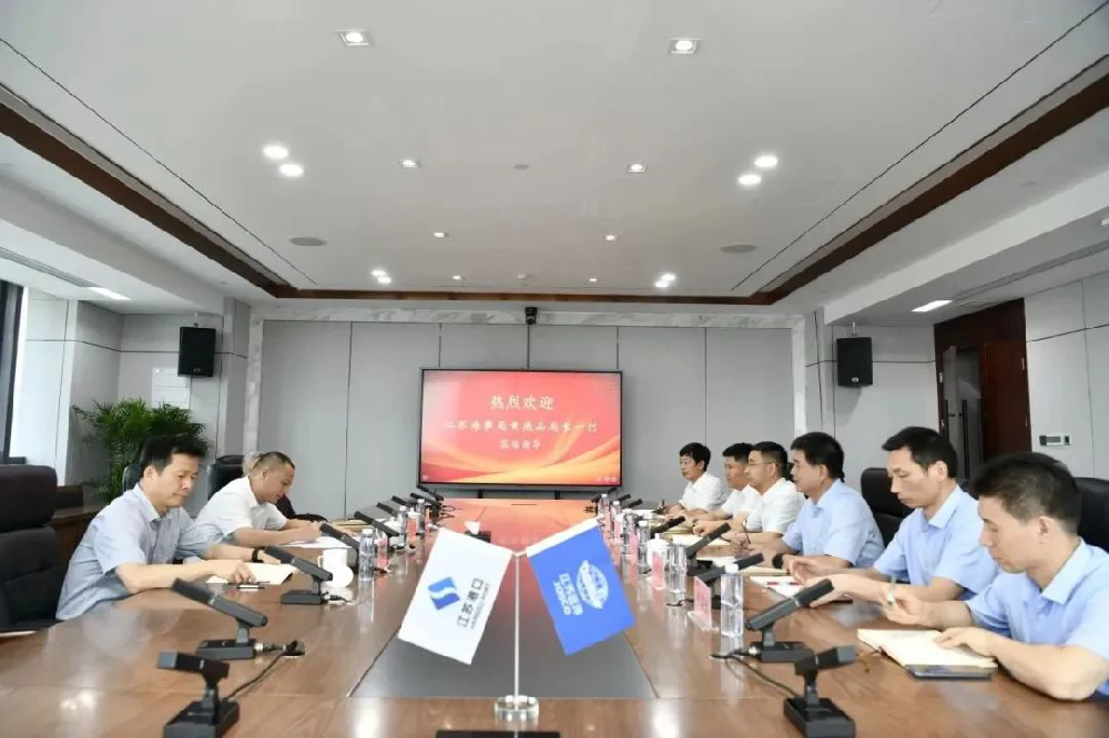 江蘇海事局副局長(zhǎng)黃燕品一行蒞臨江蘇遠(yuǎn)洋檢查指導(dǎo)安全生產(chǎn)工作