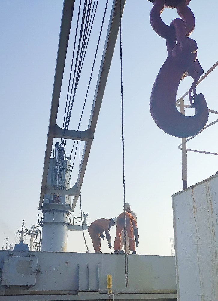 “江遠(yuǎn)太倉”輪黨員帶頭順利完成克令吊搶修