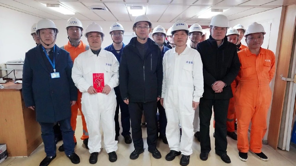 公司領(lǐng)導(dǎo)春節(jié)期間慰問(wèn)堅(jiān)守崗位一線船員