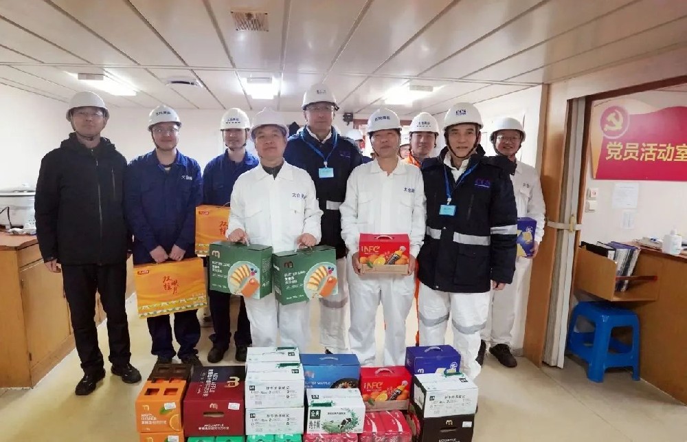 中國(guó)船級(jí)社總裁孫峰春節(jié)登輪慰問(wèn)并進(jìn)行座談交流