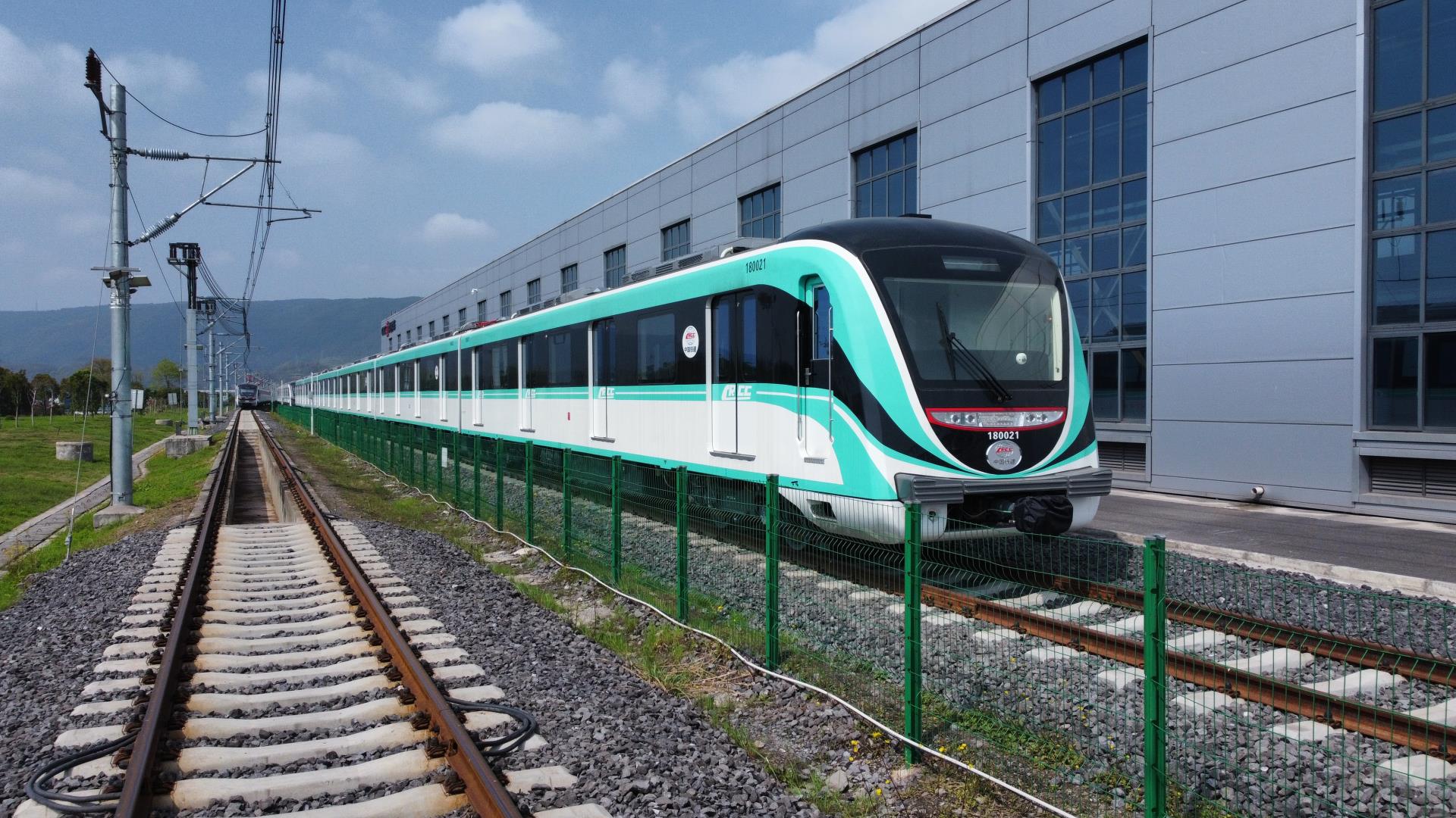 圖四：重慶機電集團參股企業(yè)重慶中車長客生產(chǎn)的重慶軌道交通18號線首列電客車進(jìn)入大批量生產(chǎn)階段。.jpg