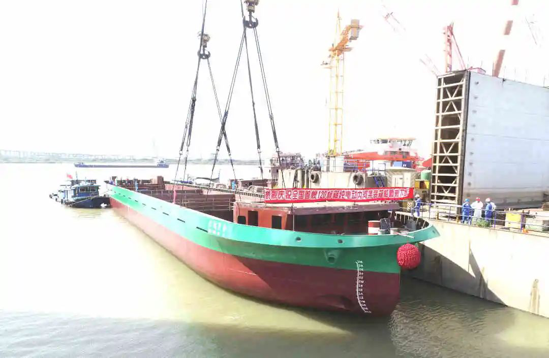 打造綠色港航江蘇樣板 推動內(nèi)河航運高質(zhì)量發(fā)展 —— 全國首艘120標(biāo)箱純電動內(nèi)河集裝箱船在鎮(zhèn)江下水