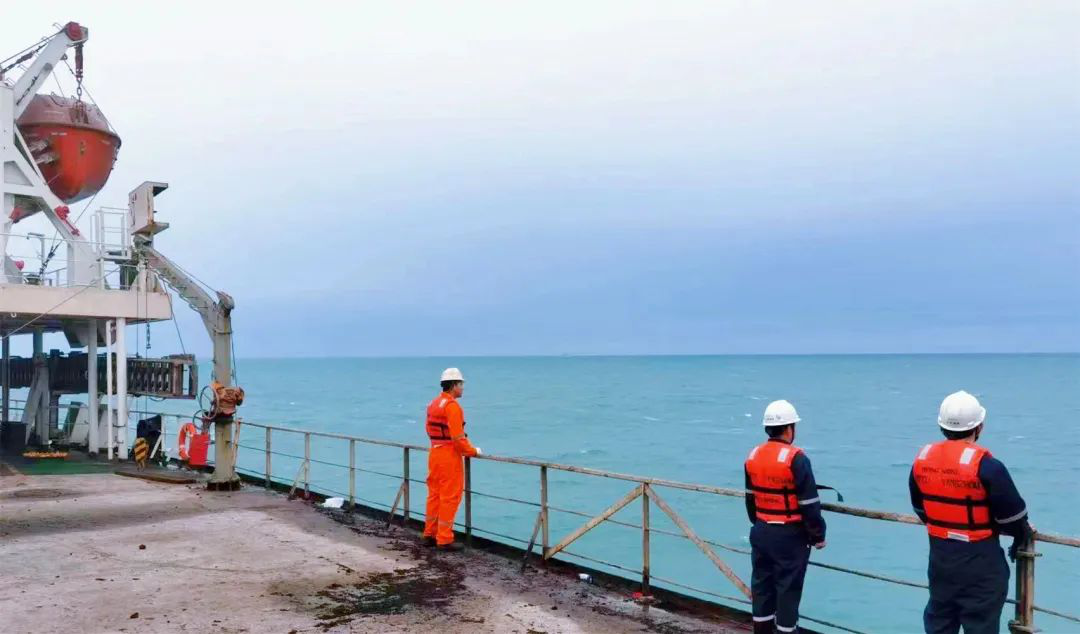 “江遠(yuǎn)揚(yáng)州”輪協(xié)助救援漳州海上遇險(xiǎn)者