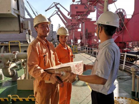 公司領導慰問奮戰(zhàn)高溫一線船員