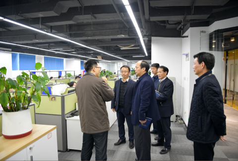 省港口集團(tuán)王永安董事長(zhǎng)對(duì)江蘇遠(yuǎn)洋新世紀(jì)進(jìn)行調(diào)研