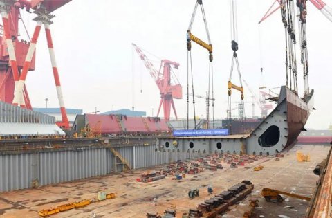 江蘇遠洋6.1萬噸超靈便型散貨船NE307舉行鋪龍骨儀式