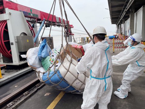 緊隨黨旗同攜手，共與“遠(yuǎn)洋”濟(jì)遠(yuǎn)舟——省外供“白衣戰(zhàn)士”為錦州輪遠(yuǎn)行勇士送溫暖