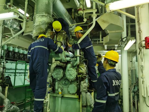 “兩在兩同”建新功，遠洋一線黨旗紅 | 一場與八級海上風(fēng)暴的“終極賽跑”