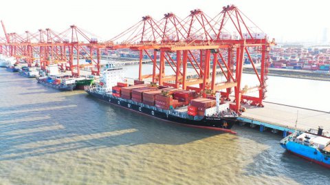 江蘇遠(yuǎn)洋所屬太倉(cāng)海運(yùn)首次實(shí)現(xiàn)香港籍船舶自引自靠