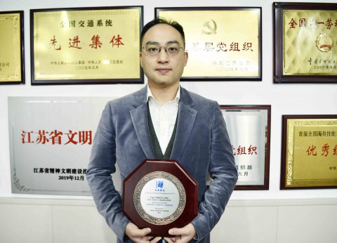 喜報(bào)！“江遠(yuǎn)常州”輪船長(zhǎng)繆燚獲香港海事處“海員戰(zhàn)疫”獎(jiǎng)