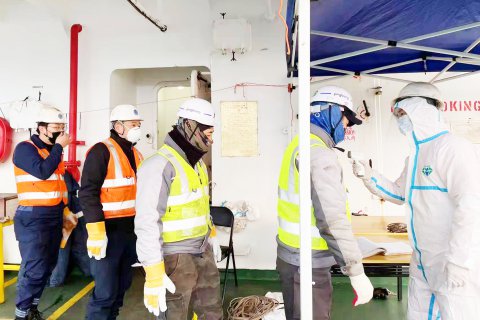 遠(yuǎn)洋船員共擔(dān)使命——江蘇遠(yuǎn)洋船舶疫情防控進(jìn)行時(shí)